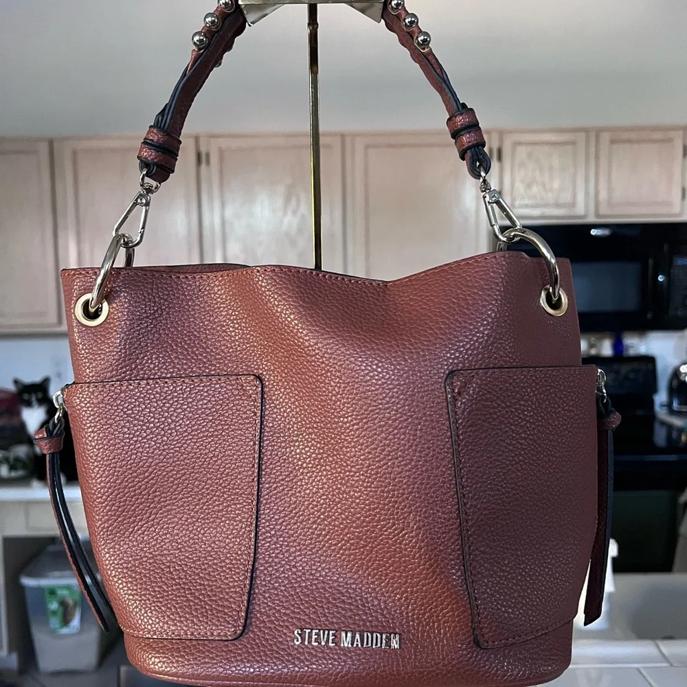 STEVE MADDEN BUCKET BAG NWOT, Chestnut Brown, Gold Bead Accents on Handles